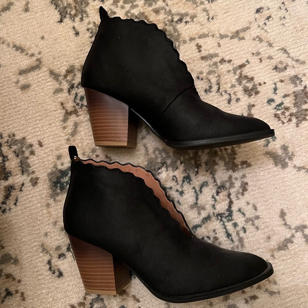 Women’s short black boots with front low vamp
